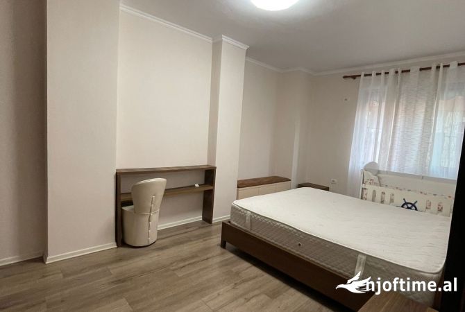 Shtepi ne shitje Apartament ne Tirane, 2+1, Mobilimi E mobiluar, Pagesa 130,000  Euro.
