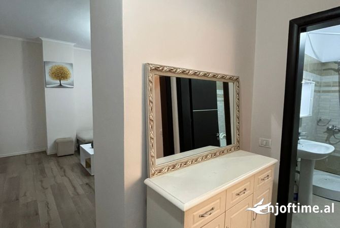 Shtepi ne shitje Apartament ne Tirane, 2+1, Mobilimi E mobiluar, Pagesa 130,000  Euro.