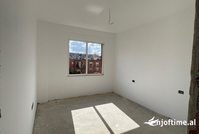 Shtepi ne shitje Apartament ne Tirane, 2+1, Mobilimi Bosh, pa mobiluar, Pagesa 185,000  Euro.