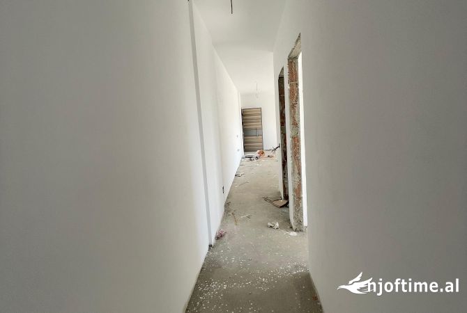 Shtepi ne shitje Apartament ne Tirane, 2+1, Mobilimi Bosh, pa mobiluar, Pagesa 185,000  Euro.