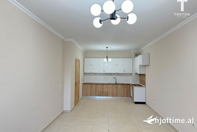 Shtepi ne shitje Apartament ne Tirane, 2+1, Mobilimi Bosh, pa mobiluar, Pagesa 168,000  Euro.