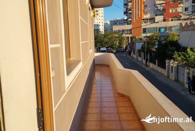 Shtepi me qera Shtepi Private ne Tirane, 2+1, Mobilimi Pjeserisht e mobiluar, Pagesa 1,100  Euro.