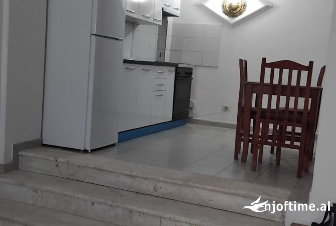 Shtepi me qera Apartament ne Tirane, 2+1, Mobilimi E mobiluar, Pagesa 400  Euro.