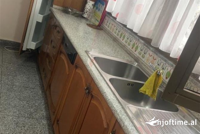 Shtepi me qera Apartament ne Tirane, 3+1, Mobilimi E mobiluar, Pagesa 600  Euro.