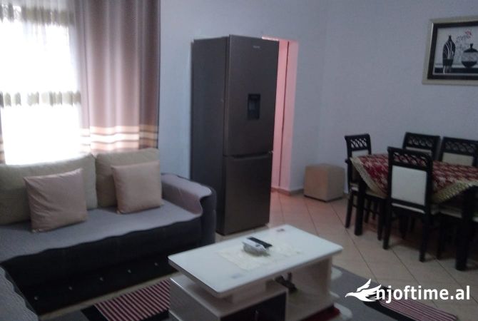 Jepet me Qira Apartament 2+1 + Ballkon tek Rruga e Kavajës | 700€