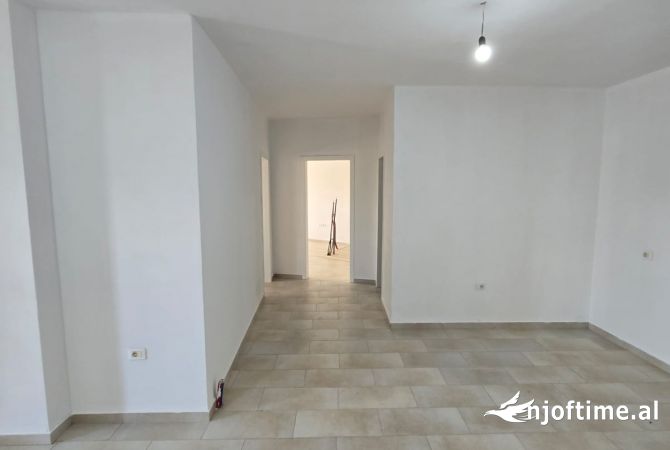 Shtepi ne shitje Apartament ne Tirane, 2+1, Mobilimi Bosh, pa mobiluar, Pagesa 196,000  Euro.