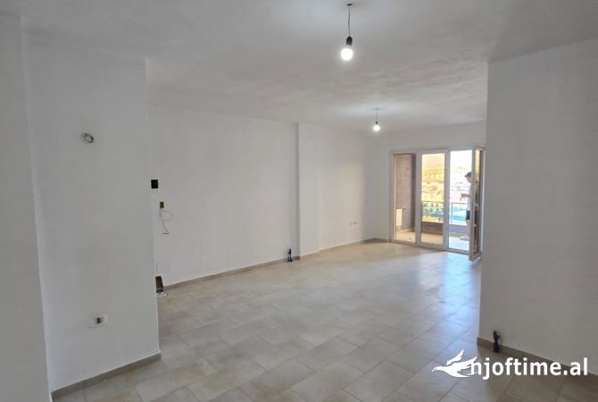 Shtepi ne shitje Apartament ne Tirane, 2+1, Mobilimi Bosh, pa mobiluar, Pagesa 196,000  Euro.
