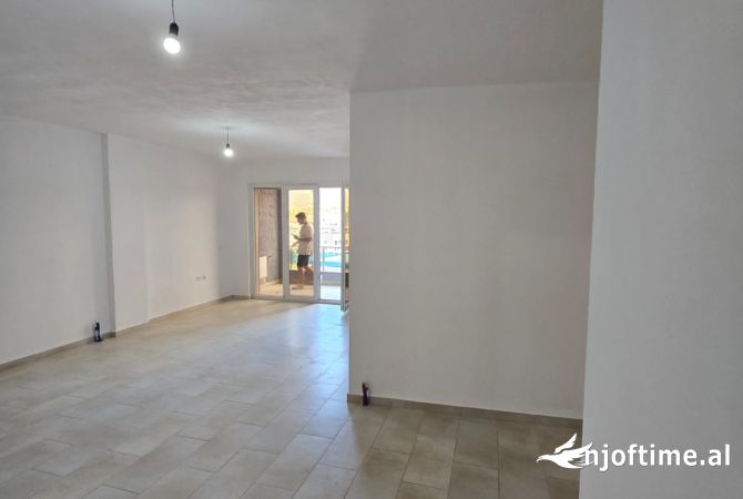 Shtepi ne shitje Apartament ne Tirane, 2+1, Mobilimi Bosh, pa mobiluar, Pagesa 196,000  Euro.