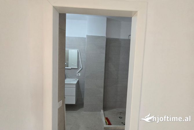 Shtepi ne shitje Apartament ne Tirane, 2+1, Mobilimi Bosh, pa mobiluar, Pagesa 196,000  Euro.
