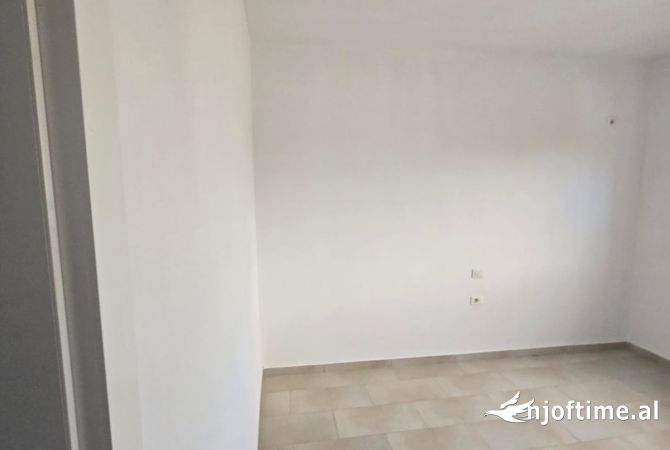 Shtepi ne shitje Apartament ne Tirane, 2+1, Mobilimi Bosh, pa mobiluar, Pagesa 196,000  Euro.
