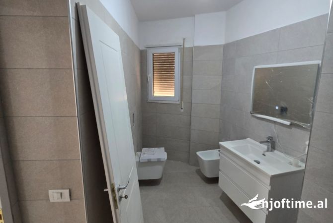 Shtepi ne shitje Apartament ne Tirane, 2+1, Mobilimi Bosh, pa mobiluar, Pagesa 196,000  Euro.