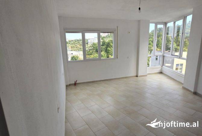 Shtepi ne shitje Apartament ne Tirane, 2+1, Mobilimi Bosh, pa mobiluar, Pagesa 196,000  Euro.