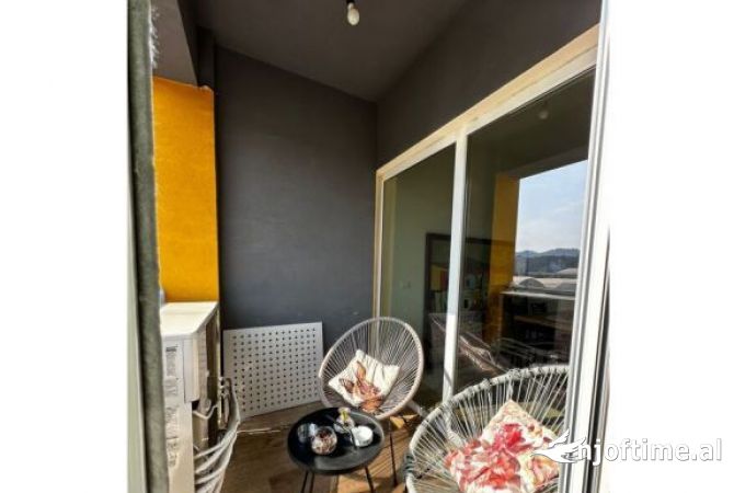 Shtepi me qera 2+1 ne Tirane - 1,300 Euro