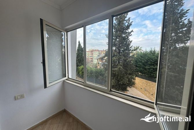 Shtepi ne shitje Apartament ne Tirane, 1+1, Mobilimi Pjeserisht e mobiluar, Pagesa 92,000  Euro.