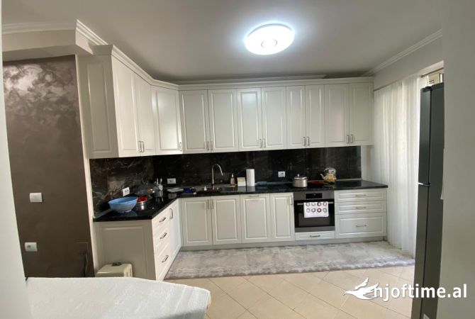 Shtepi ne shitje Apartament ne Tirane, 2+1, Mobilimi E mobiluar, Pagesa 295,000  Euro.