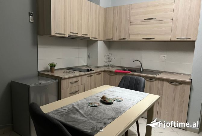 Shtepi ne shitje Apartament ne Vlore, Garsoniere, Mobilimi E mobiluar, Pagesa 126,000  Euro.