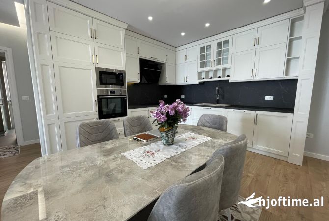 Shtepi me qera 2+1 ne Tirane - 1,300 Euro