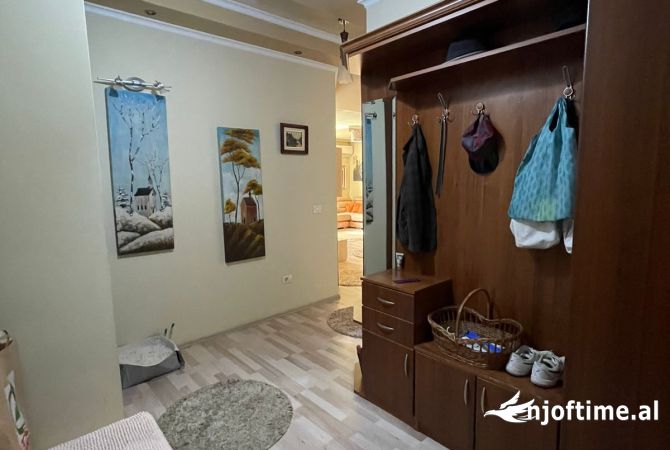 Shtepi ne shitje Apartament ne Tirane, 3+1, Mobilimi E mobiluar, Pagesa 235,000  Euro.