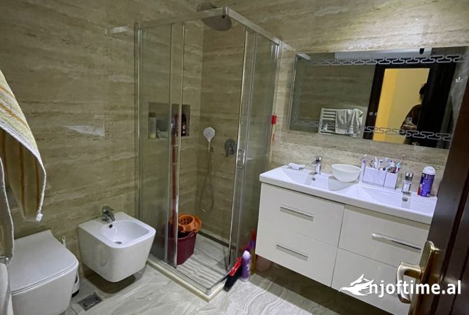 Shtepi ne shitje Apartament ne Tirane, 3+1, Mobilimi E mobiluar, Pagesa 235,000  Euro.