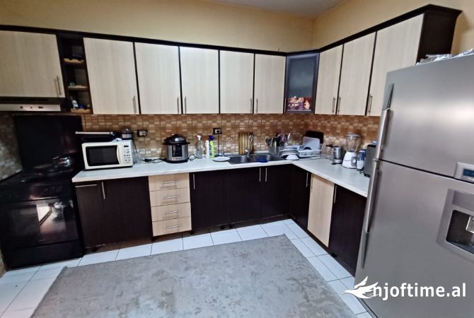 Shtepi me qera Apartament ne Tirane, 3+1, Mobilimi E mobiluar, Pagesa 550  Euro.
