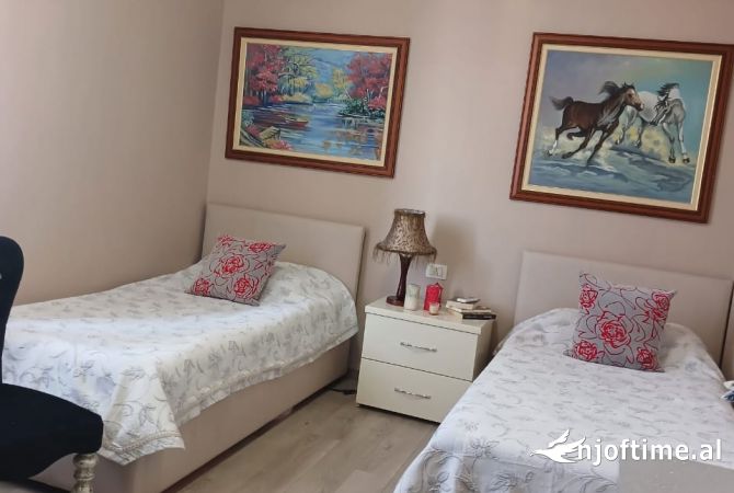 Shtepi ne shitje Apartament ne Tirane, 2+1, Mobilimi E mobiluar, Pagesa 242,000  Euro.