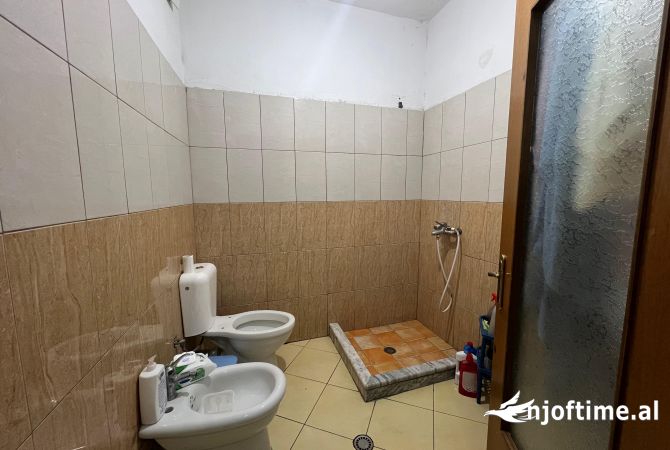 Shtepi ne shitje Apartament ne Tirane, 1+1, Mobilimi Pjeserisht e mobiluar, Pagesa 90,000  Euro.
