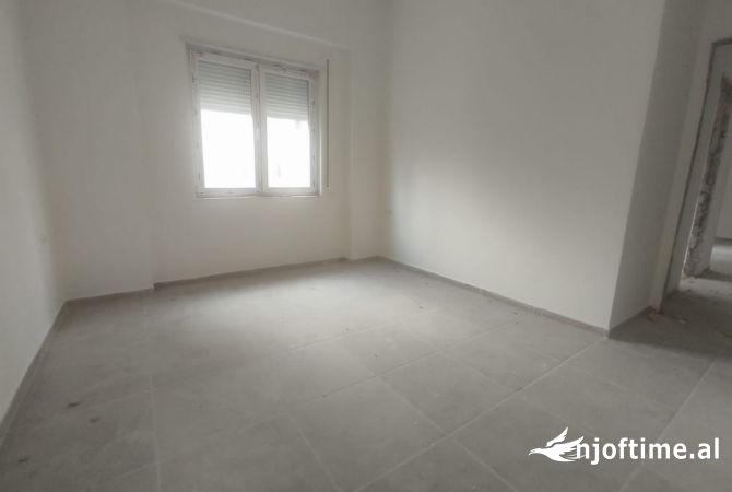 Ne Qender, Ne Nje Godine Te Re Jepet Me Qira Apartament 2+1 Per Zyra !!!