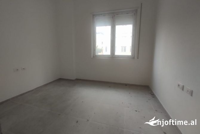 Ambient biznesi me qera 3+1 ne Tirane - 1,200 Euro