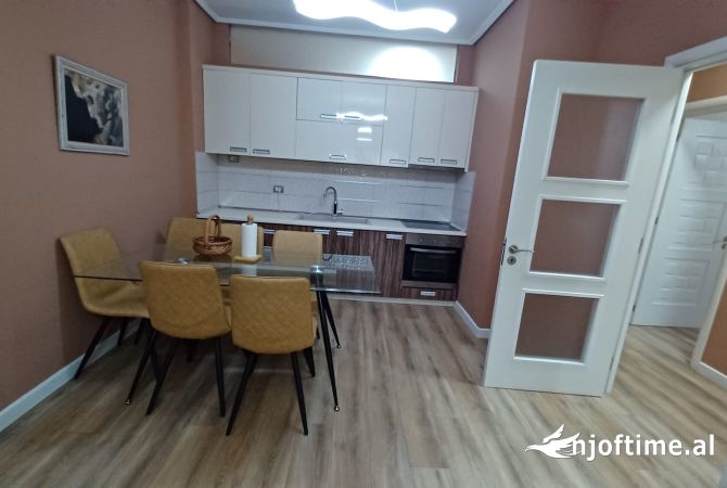 Shtepi me qera Apartament ne Tirane, 2+1, Mobilimi E mobiluar, Pagesa 700  Euro.