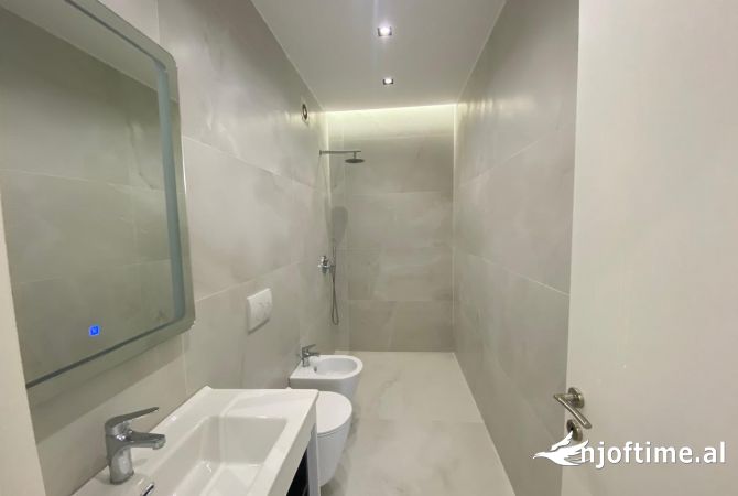 Shtepi ne shitje Apartament ne Tirane, 3+1, Mobilimi E mobiluar, Pagesa 275,000  Euro.