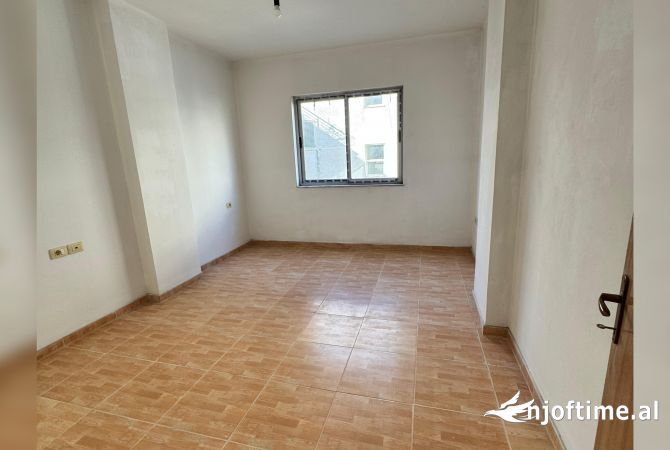 Shtepi ne shitje Apartament ne Tirane, 3+1, Mobilimi Bosh, pa mobiluar, Pagesa 193,000  Euro.