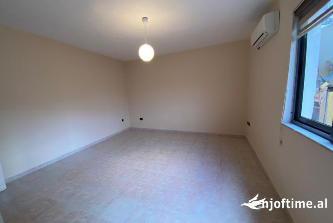 Shtepi me qera Apartament ne Tirane, 2+1, Mobilimi Bosh, pa mobiluar, Pagesa 370  Euro.