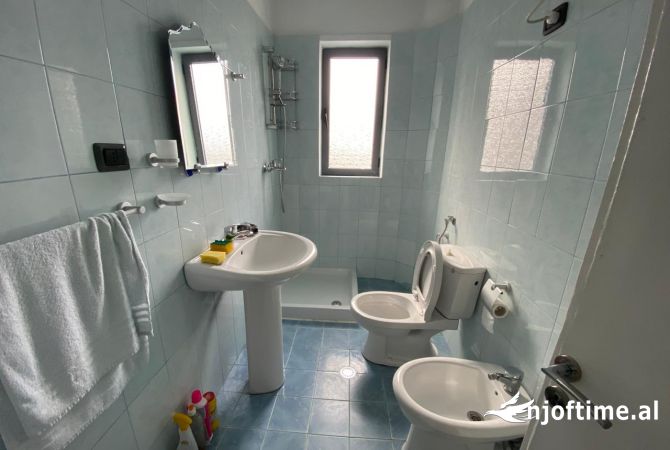 Shtepi me qera Apartament ne Tirane, 2+1, Mobilimi Bosh, pa mobiluar, Pagesa 370  Euro.