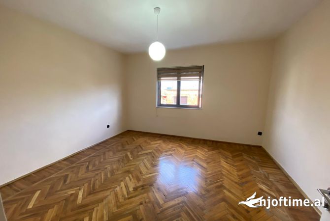 Shtepi me qera 2+1 ne Tirane - 370 Euro