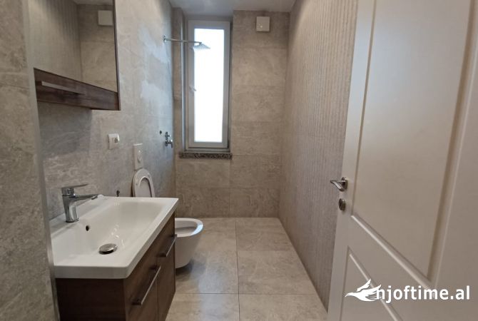 Tek Stadiumi Dinamo, Jepet Me Qira Ambient Per Zyra Buze Rruges Kryesore!!!