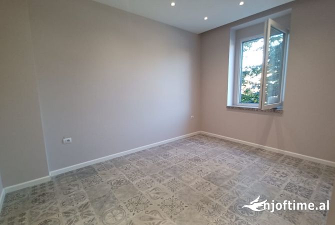 Ambient biznesi me qera 3+1 ne Tirane - 750 Euro