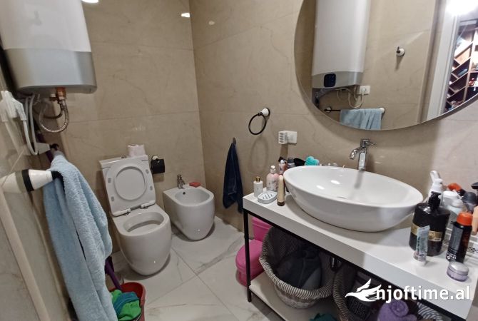 Shtepi ne shitje Apartament ne Tirane, 2+1, Mobilimi E mobiluar, Pagesa 240,000  Euro.