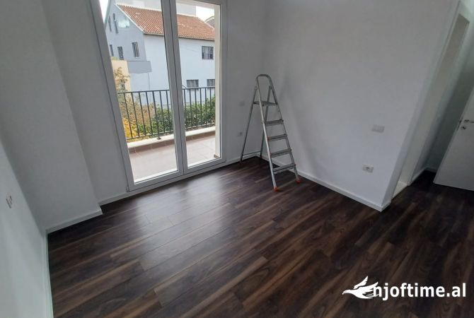 Shtepi me qera Apartament ne Tirane, 2+1, Mobilimi Pjeserisht e mobiluar, Pagesa 550  Euro.