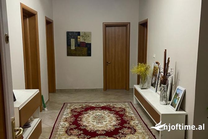 Shtepi ne shitje Vila Luksoze ne Tirane, 2+1, Mobilimi E mobiluar, Pagesa 294,000  Euro.