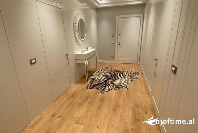 Shtepi ne shitje Apartament ne Tirane, 3+1, Mobilimi E mobiluar, Pagesa 450,000  Euro.