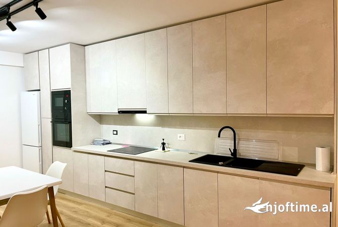 Shtepi ne shitje Apartament ne Tirane, 2+1, Mobilimi E mobiluar, Pagesa 245,000  Euro.