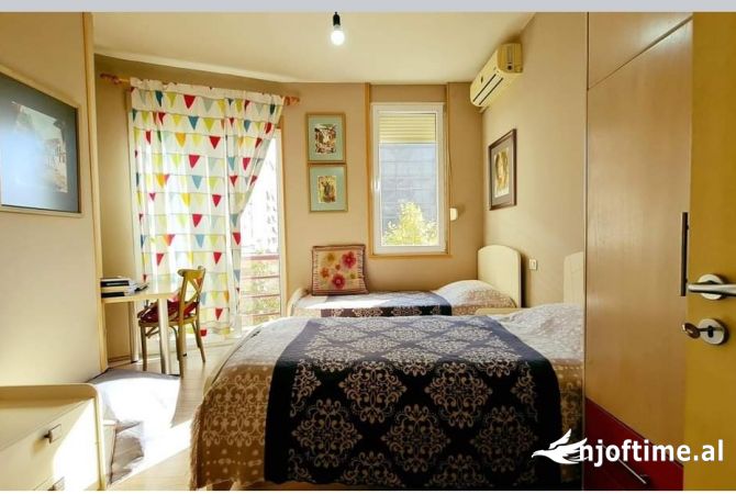 Shtepi ne shitje Apartament ne Tirane, 3+1, Mobilimi Pjeserisht e mobiluar, Pagesa 235,000  Euro.