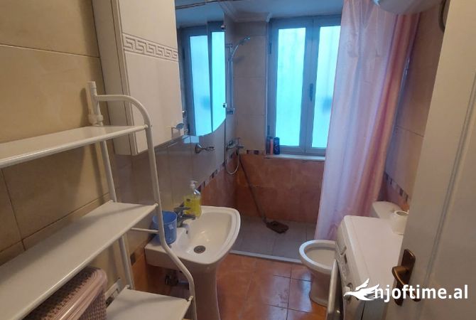 Shtepi ne shitje Apartament ne Tirane, 2+1, Mobilimi E mobiluar, Pagesa 195,000  Euro.