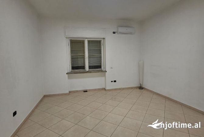 Ambient biznesi me qera 3+1 ne Tirane - 2,000 Euro