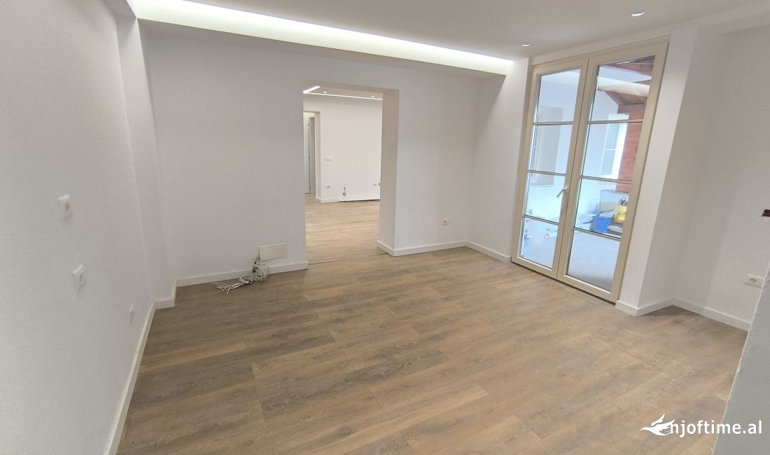 Shtepi me qera Apartament ne Tirane, 5+1, Mobilimi Bosh, pa mobiluar, Pagesa 1,200  Euro.