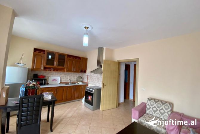 Prane Rruges Se Barrikadave, Jepet Me Qira Apartament 1+1 Me Vendndodhje Strategjike! 