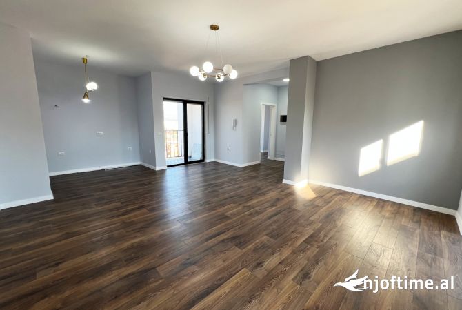Ambient biznesi me qera 3+1 ne Tirane - 800 Euro