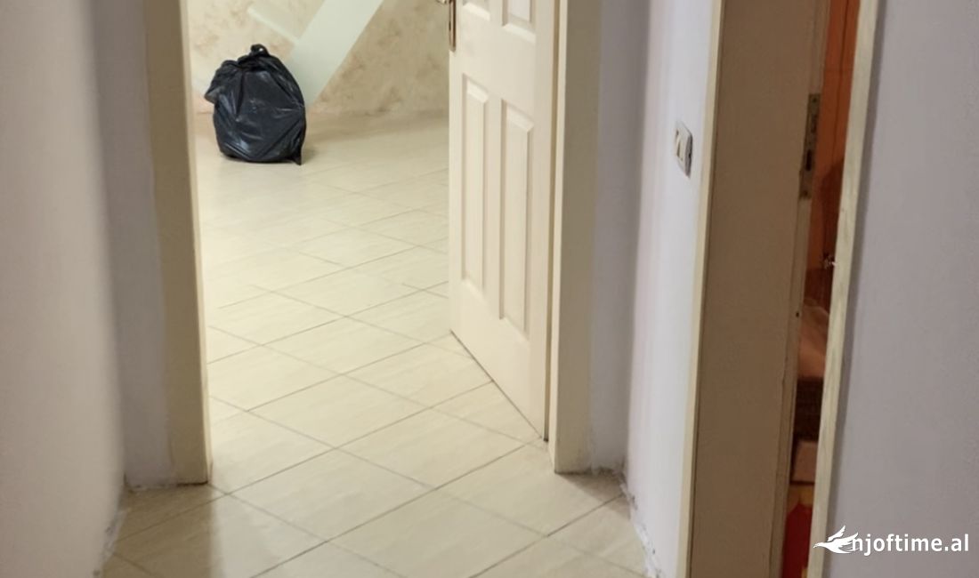 Shtepi me qera Apartament ne Tirane, 2+1, Mobilimi Pjeserisht e mobiluar, Pagesa 30,000  Leke.