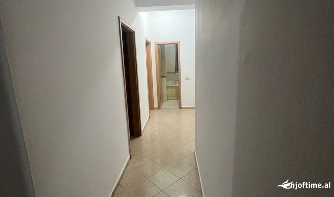 Shtepi me qera Apartament ne Tirane, 1+1, Mobilimi Pjeserisht e mobiluar, Pagesa 305  Euro.