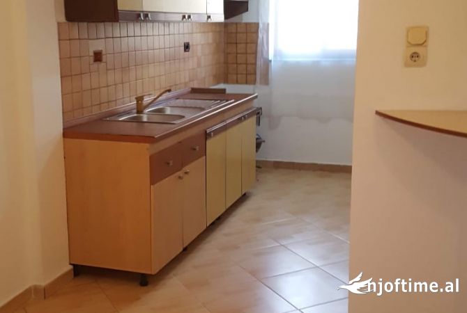 Shtepi me qera Apartament ne Tirane, 1+1, Mobilimi Pjeserisht e mobiluar, Pagesa 305  Euro.